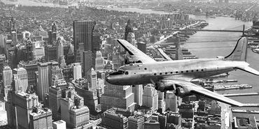 2AP3199-Flying-over-Manhattan-NYC-AVION-VINTAGE-Anonymous-