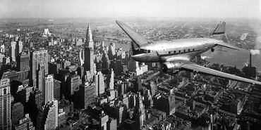 2AP3202-DC-4-over-Manhattan-NYC-AVION-URBAIN-Anonymous-