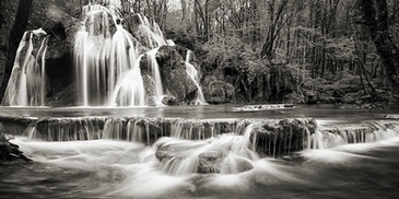 2AP5170-Pangea-Images-Waterfall-in-a-forest-(BW)