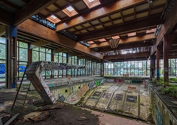 3RB5130-Richard-Berenholtz-Abandoned-Resort-Pool,-Upstate-NY