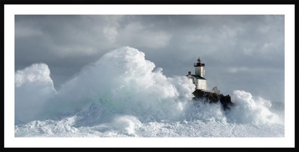 Tableau pvc encadré PAYSAGE Phare de Tevennec - Tempête Louis 50X100