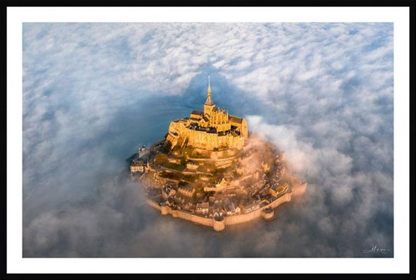 Tableau pvc encadré PAYSAGE Mont-Saint-Michel - Brume au lever de soleil 40X60