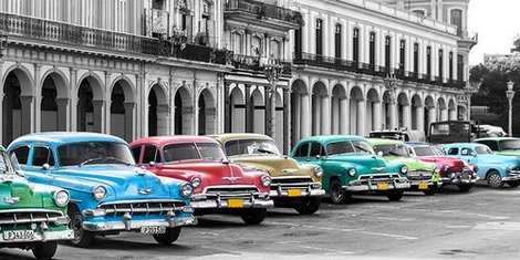 2AP3238-Cars-parked-in-line-Havana-Cuba-AUTOMOBILE-URBAIN-Pangea-Images-