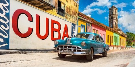 2AP3718-Vintage-car-and-mural-Cuba-AUTOMOBILE-URBAIN-Pangea-Images-