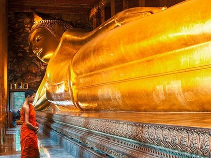 3AP3998-Praying-the-reclined-Buddha-Wat-Pho-Bangkok-Thailand-VINTAGE--Pangea-Images-