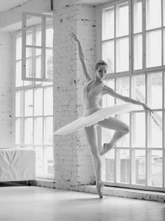3AP4058-Ballerina-Rehearsing-VINTAGE--Haute-Photo-Collection-