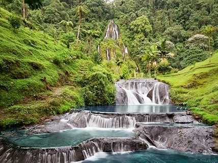 3AP4876-Pangea-Images-Waterfall-in-Santa-Rosa-de-Cabal,-Colombia