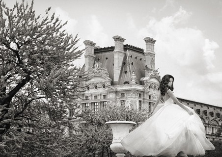 3AP5618-Haute-Photo-Collection-Young-Woman-at-the-Chateau-de-Chambord-(BW)