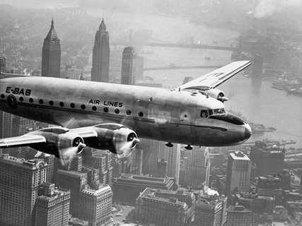 Image 3AP640 Aircraft Flying over City 1946 AVION VINTAGE Anonymous 