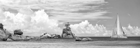 4AP4627-Pangea-Images-Sailboat-at-La-Digue,-Seychelles