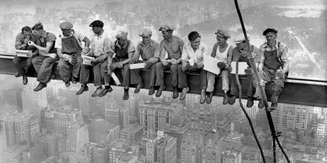 Image 2CE237 New York Construction Workers Lunching on a Crossbeam 1932 (detail) VINTAGE URBAIN Charles C. Ebbets