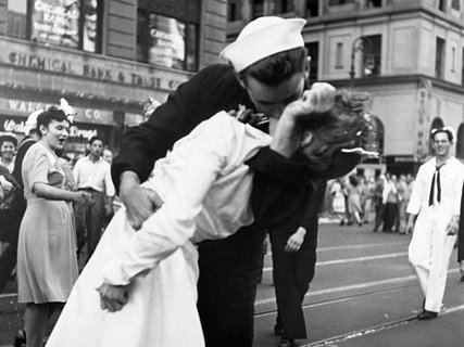 Image 3AP1655 Kissing the War Goodbye in Times Square 1945 (detail) VINTAGE  Victor Jorgensen