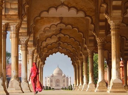 Image 3AP3721 Woman in traditional Sari walking towards Taj Mahal URBAIN VINTAGE Pangea Images 