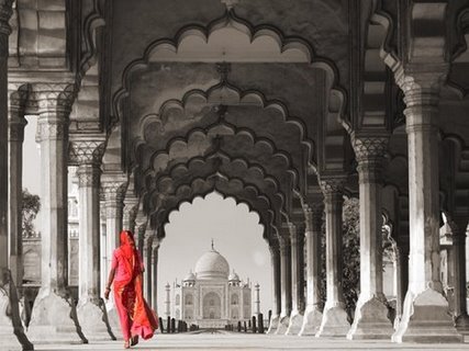 Image 3AP3722 Woman in traditional Sari walking towards Taj Mahal (BW) URBAIN VINTAGE Pangea Images 