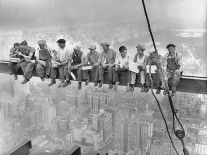 3CE235-New-York-Construction-Workers-Lunching-on-a-Crossbeam-1932-VINTAGE-URBAIN-Charles-C.-Ebbets